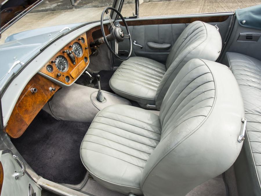 Интерьер Alvis TD21 Drophead Coupe Park Ward 1959 года  (фото 8 из 9)